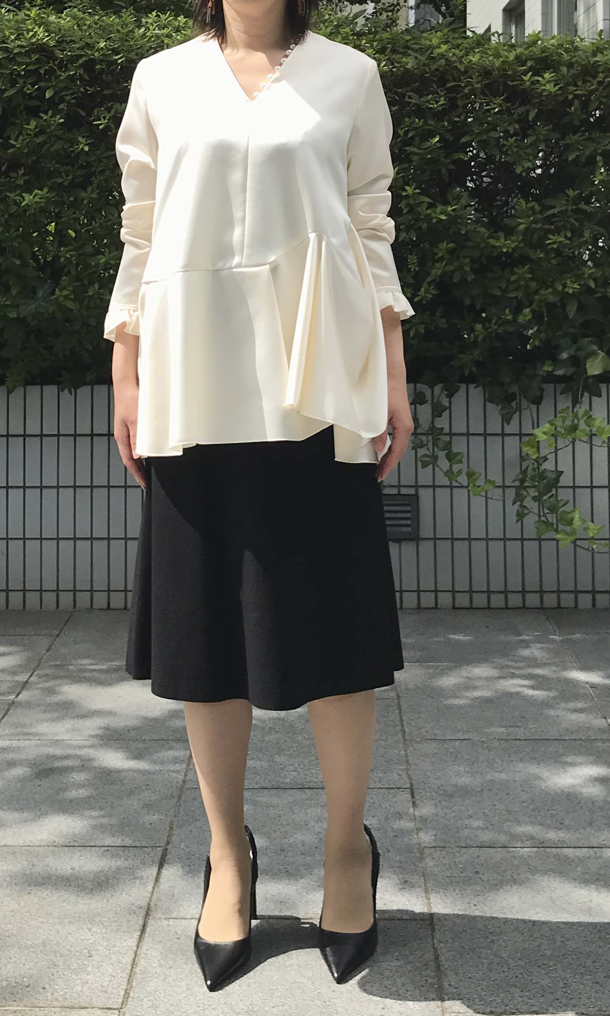 hue DAY TO EVENING｜ワンサイドパールペプラムブラウス