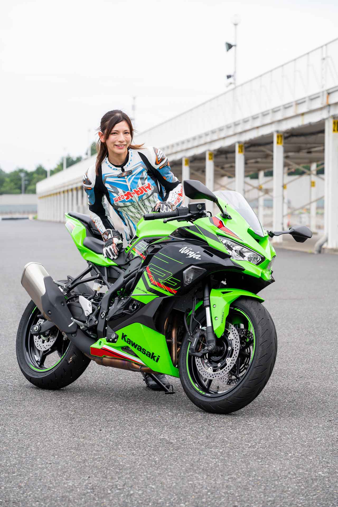 カワサキ「Ninja ZX-4RR」インプレ（2023年）葉月美優がサーキットで