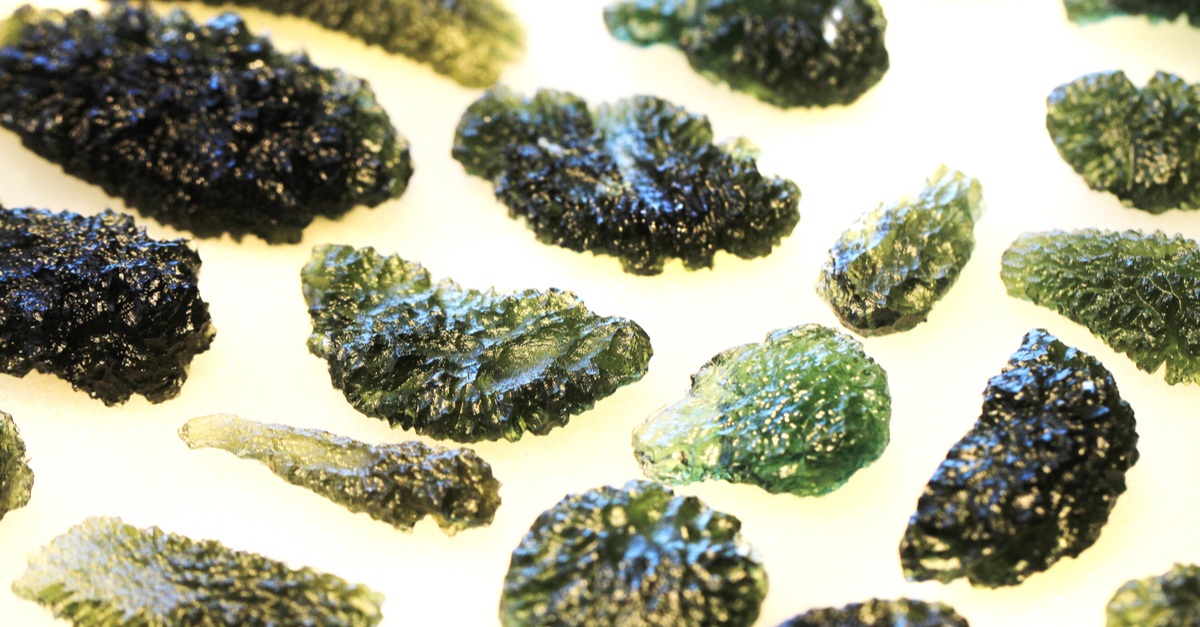 モルダバイトは隕石から生まれたって本当？ | カラッツ Gem Magazine