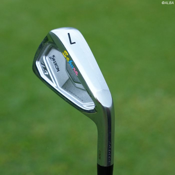 写真] 今季2勝目小祝さくら 7番ロフト32度の軟鉄鍛造アイアンでドロー