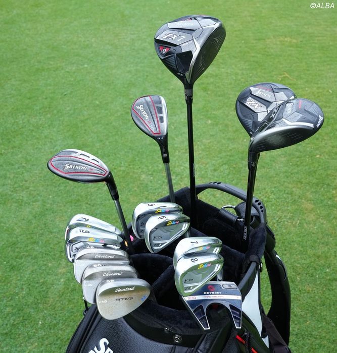 写真] 今季2勝目小祝さくら 7番ロフト32度の軟鉄鍛造アイアンでドロー