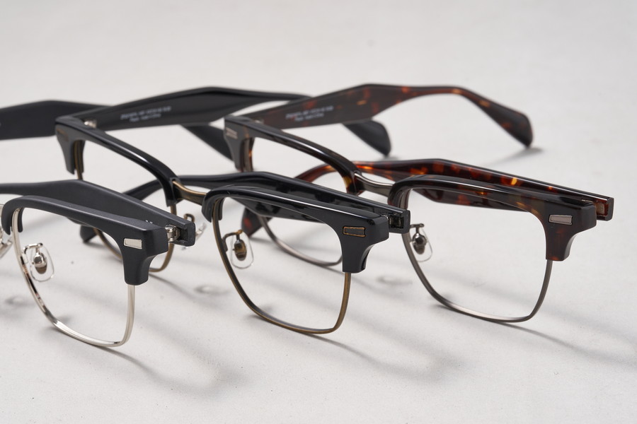 スタイリッシュで知的な印象を演出するサーモントフレーム/CLASSIC