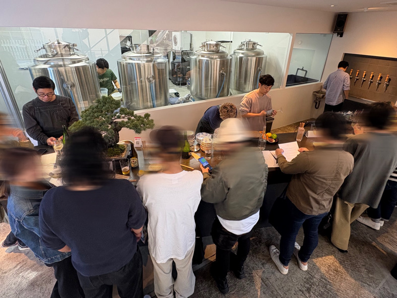 大阪・梅田】酒造りを“見ながら呑める”話題の都市型SAKE醸造所「KOFUNE