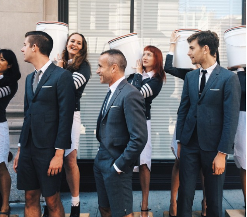 伝統のトリコロールで革新的メンズファッションを｜トム・ブラウン