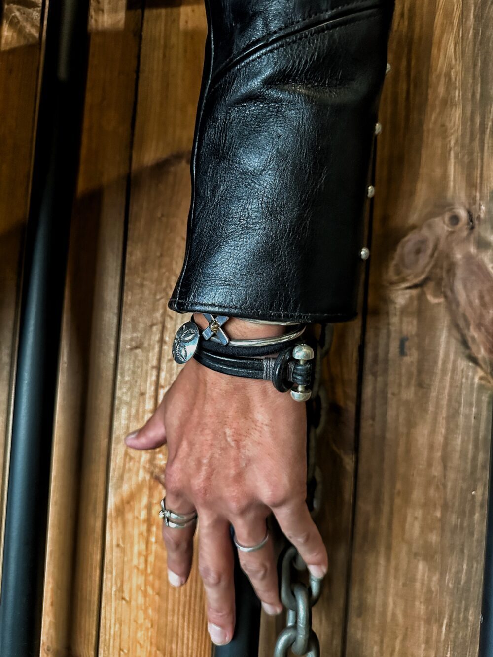 Dutch Leather Company × MASAYOSHI のブレスレット（アレイブレス）1