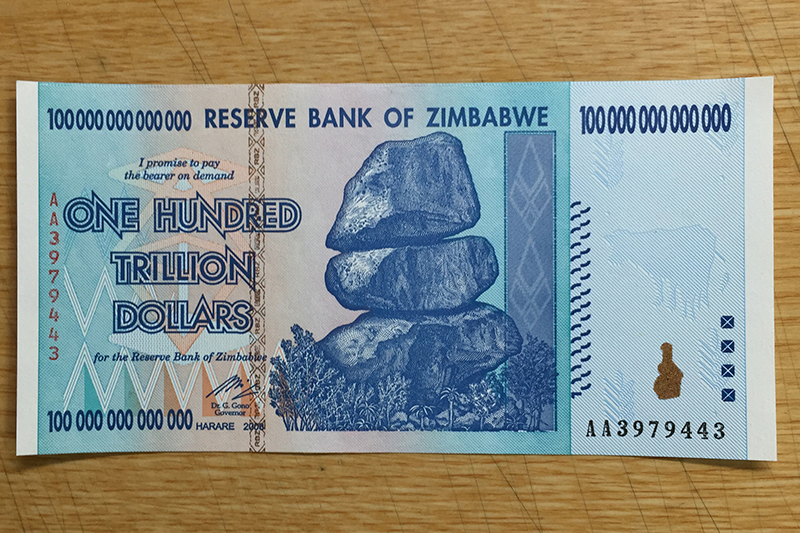 ハラレ｜廃止が決定した100兆ジンバブエドル札はこれだ！