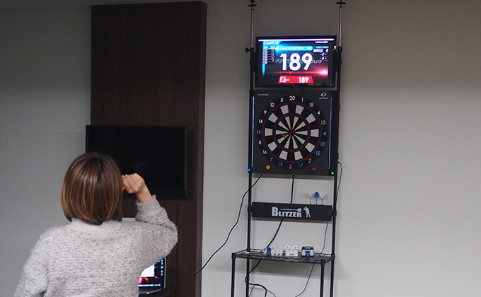自宅でダーツバーの臨場感が味わえる！モニターダーツスタンドBLITZER