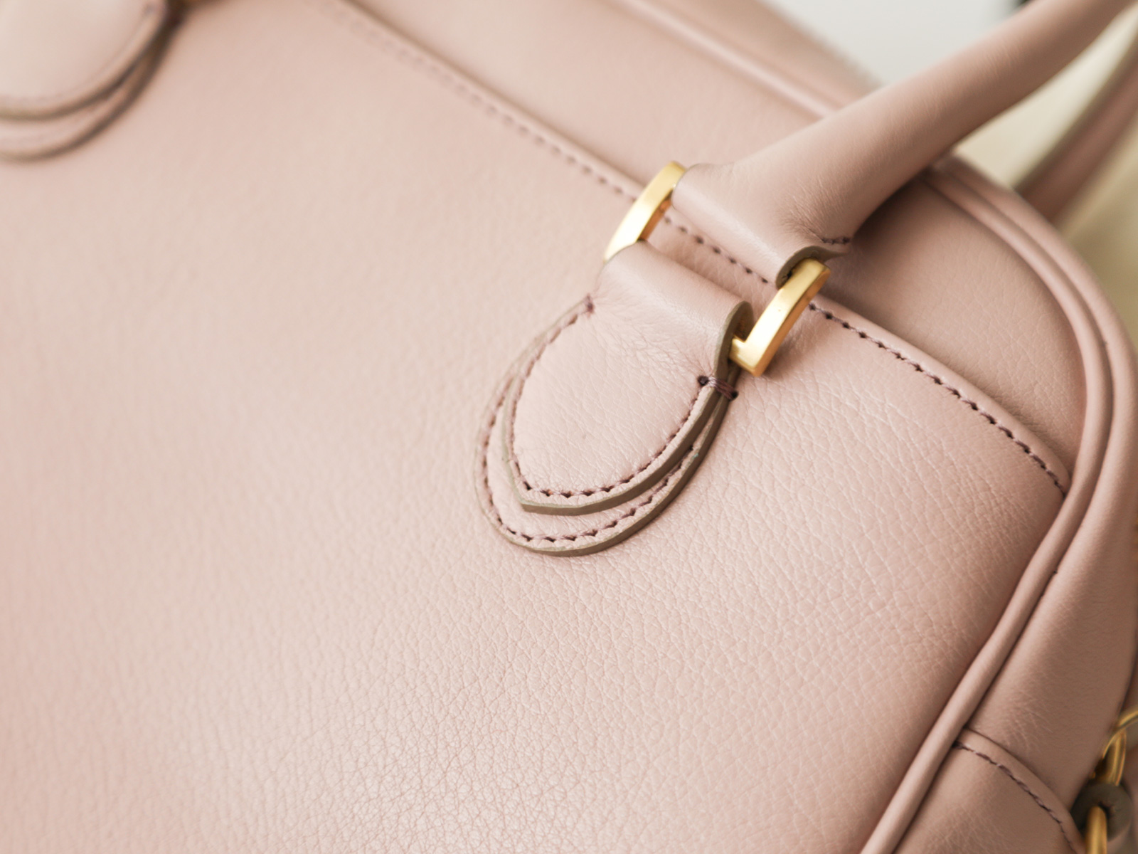 再入荷】コンパクトなのに沢山入る!レザーショルダーバッグのピンクが