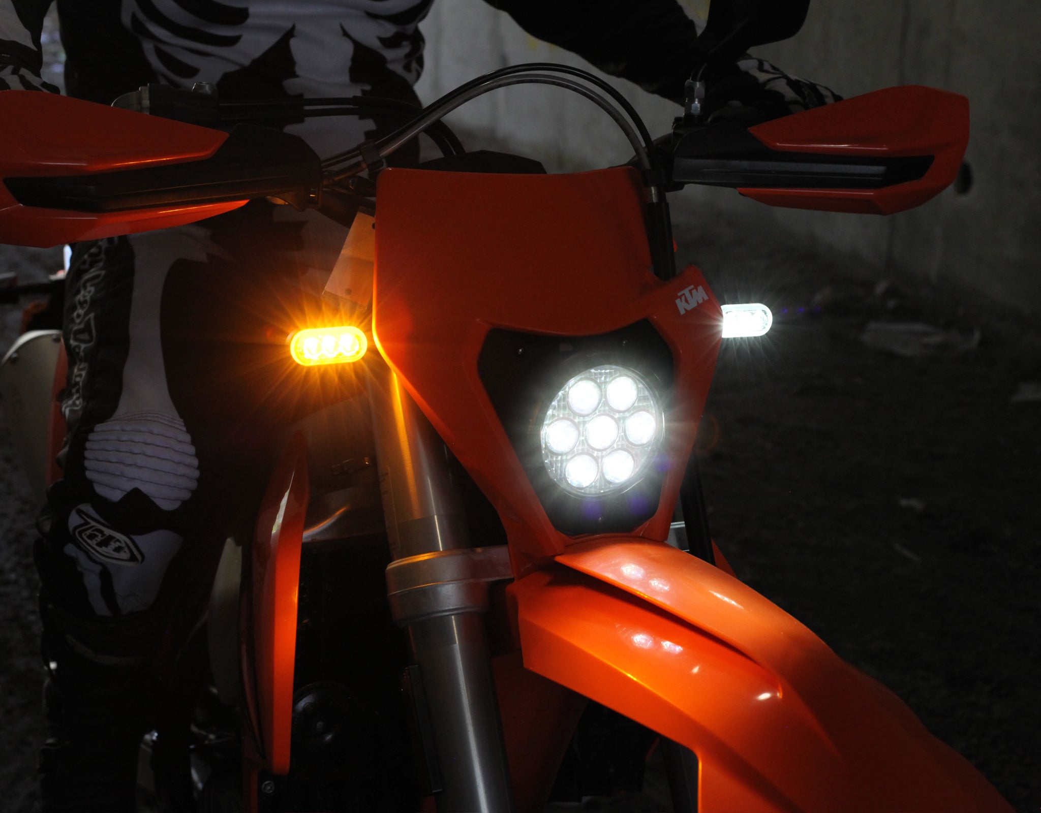 KTM LED ヘッドライト キット | KTM EXC-F、XC-W、XCF-Wをアップグレード