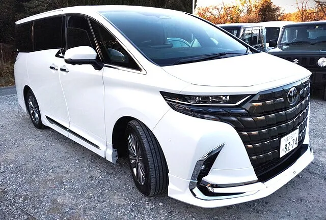 最上級ミニバンを“代車”で体験――40系アルファード Zグレードが