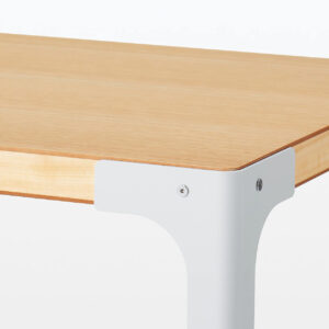 無印良品の「スチール脚 木製デスク」は本当に簡素な作りで横揺れ必至