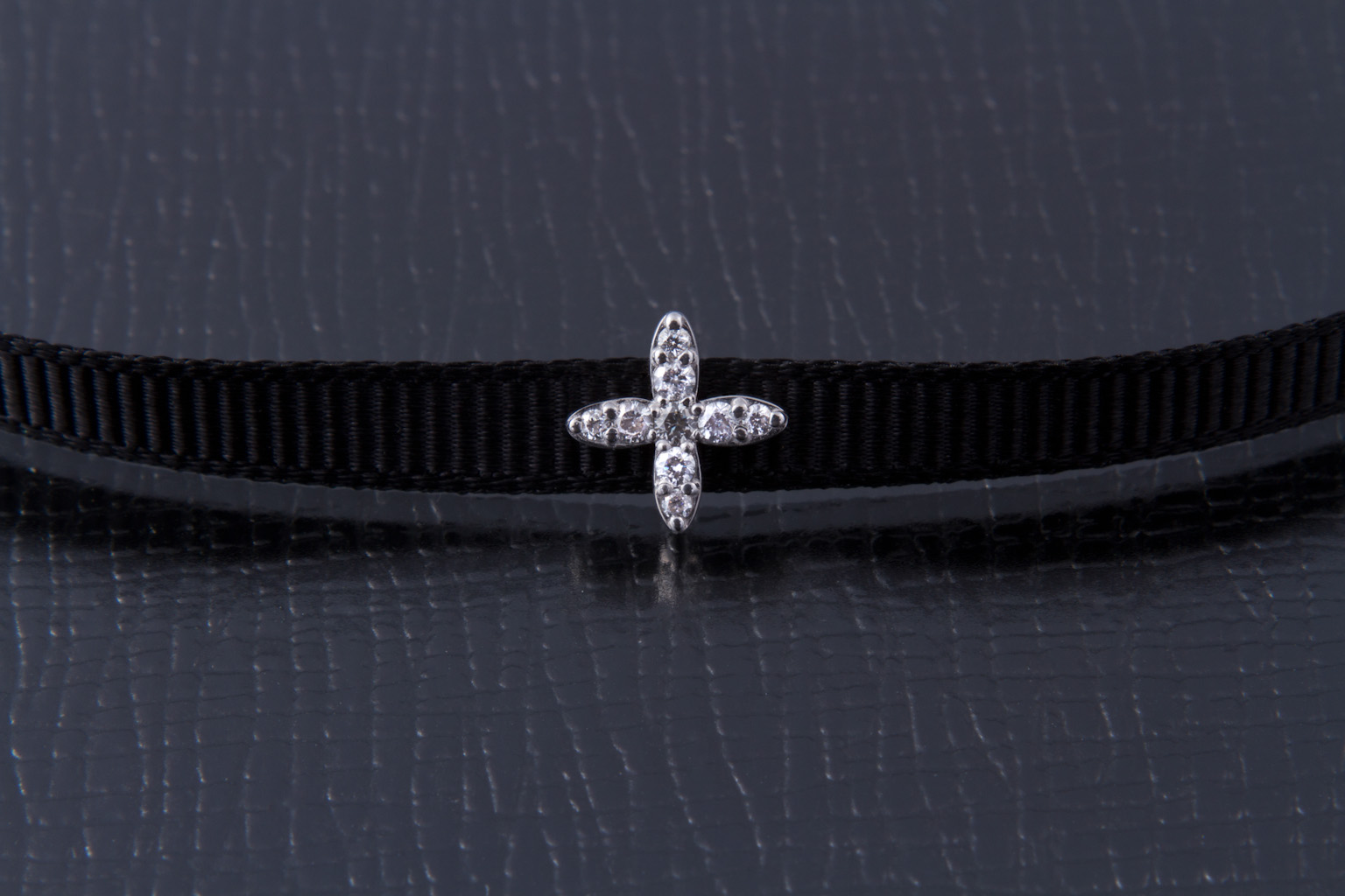 Dineige / K18WGダイヤモンドチョーカー（クロス）