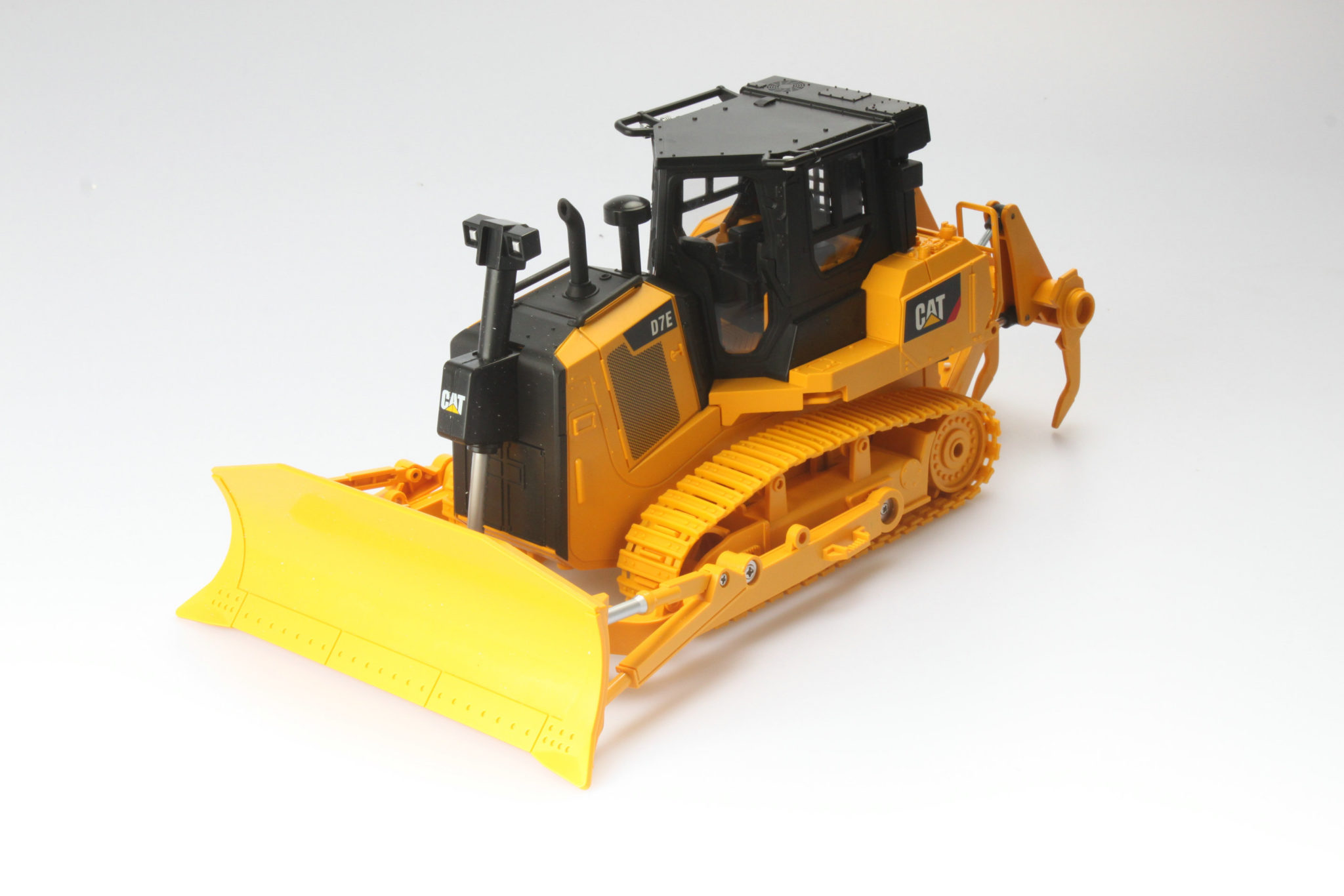 1:24 RC CAT D7E Track-Type Tractor | Diecast Masters
