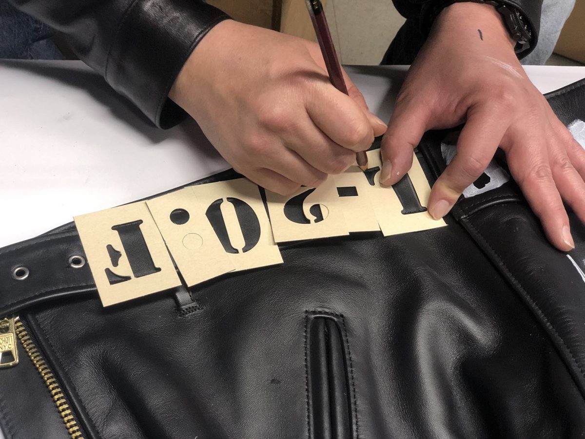 革ジャンのペイントカスタムのやり方とは？ 水性顔料を使って自作で