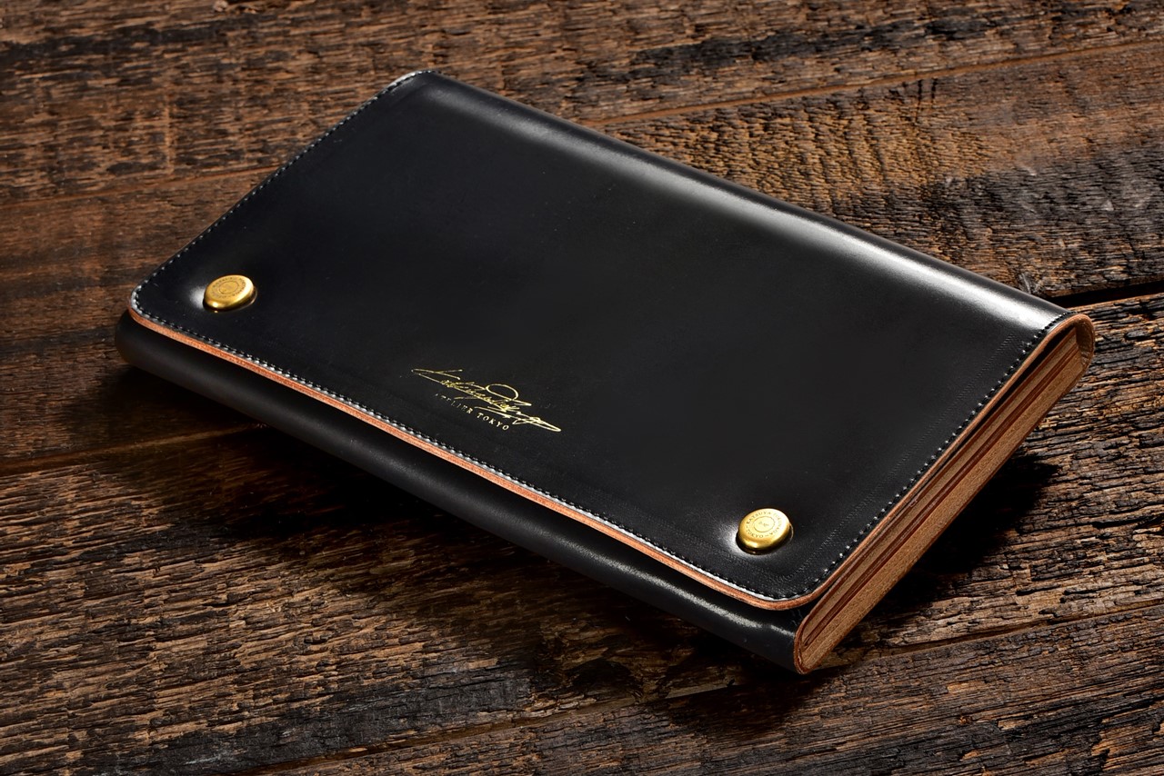 スマホも入る、粋人の“ポーチ”。「KATSUYA TOKUNAGA」のマルチロング