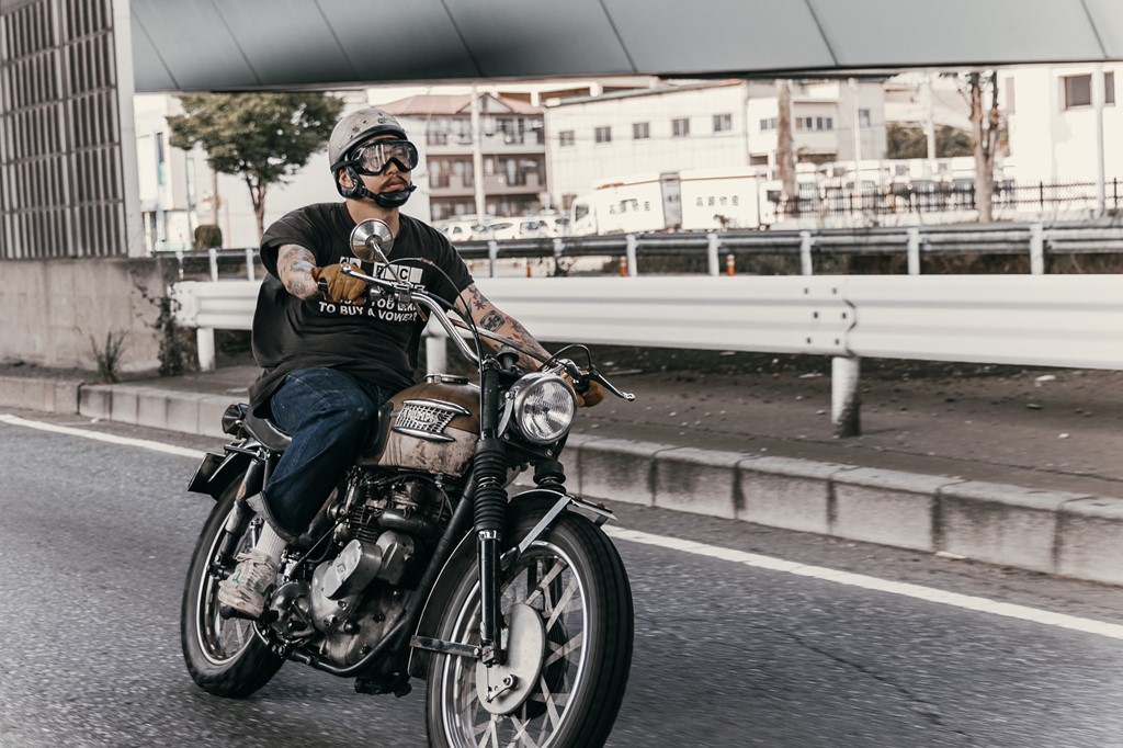 タトゥーアーティストFirst Kickyが乗る、1967 TRIUMPH TR6 | Dig-it