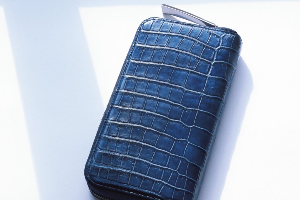 クロコダイルを藍染に。これぞ日本の技術で実現できた至極の財布