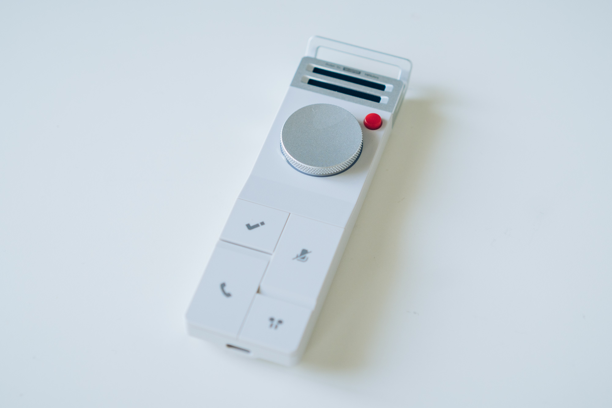 イヤホン越しの声まで拾う！AI搭載ボイスレコーダー「HiDock P1」が