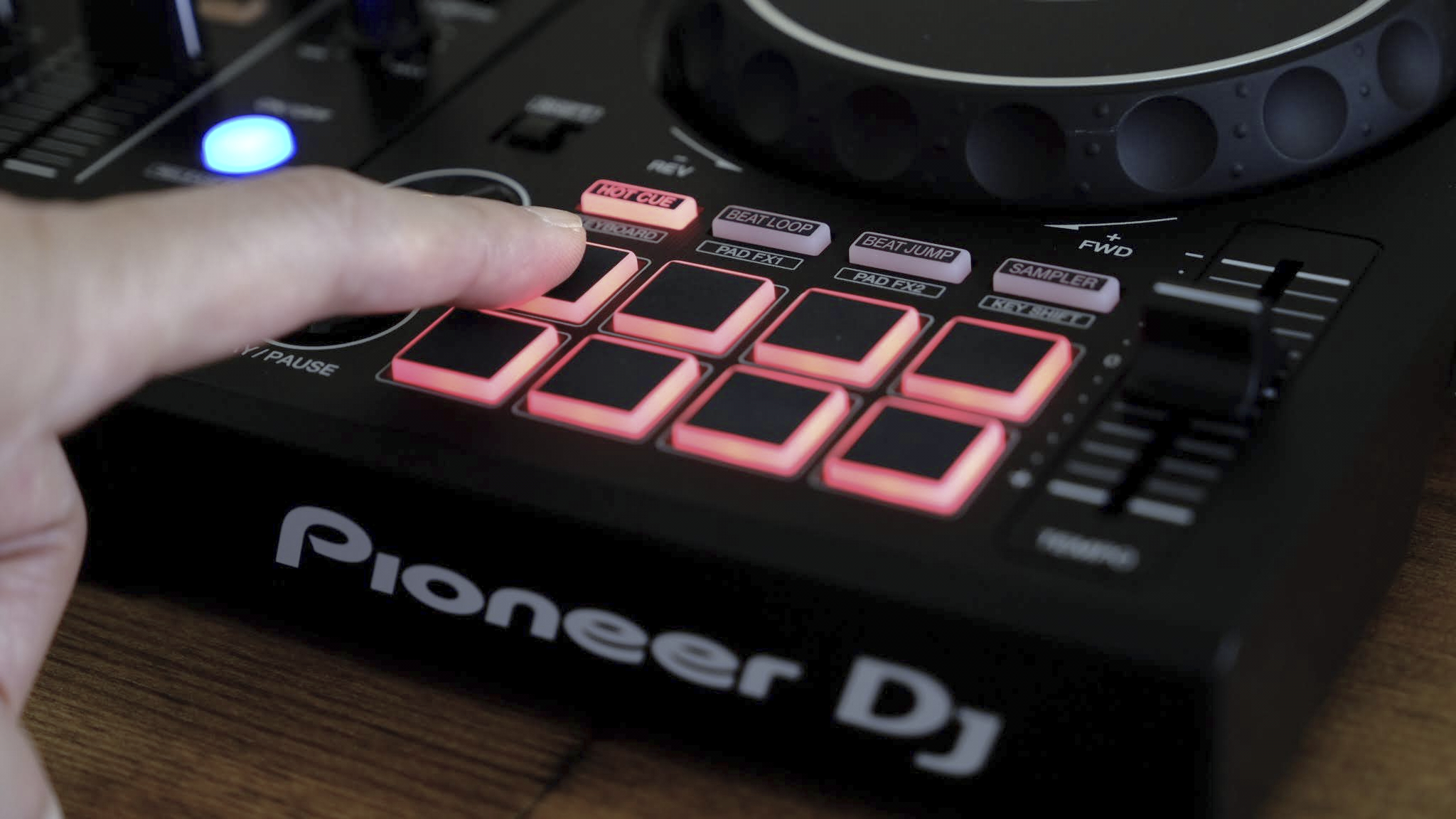 DJコントローラーのエントリーモデル「Pioneer DJ DDJ-400」が初心者に