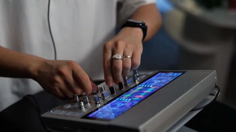 国産ポータブルDJコントローラー「FJ1」がお目見え。7年振りに進化した