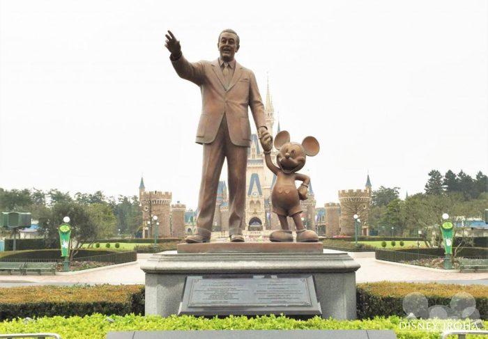 パークにウォルト・ディズニーのブロンズ像がある理由とは？名前の由来