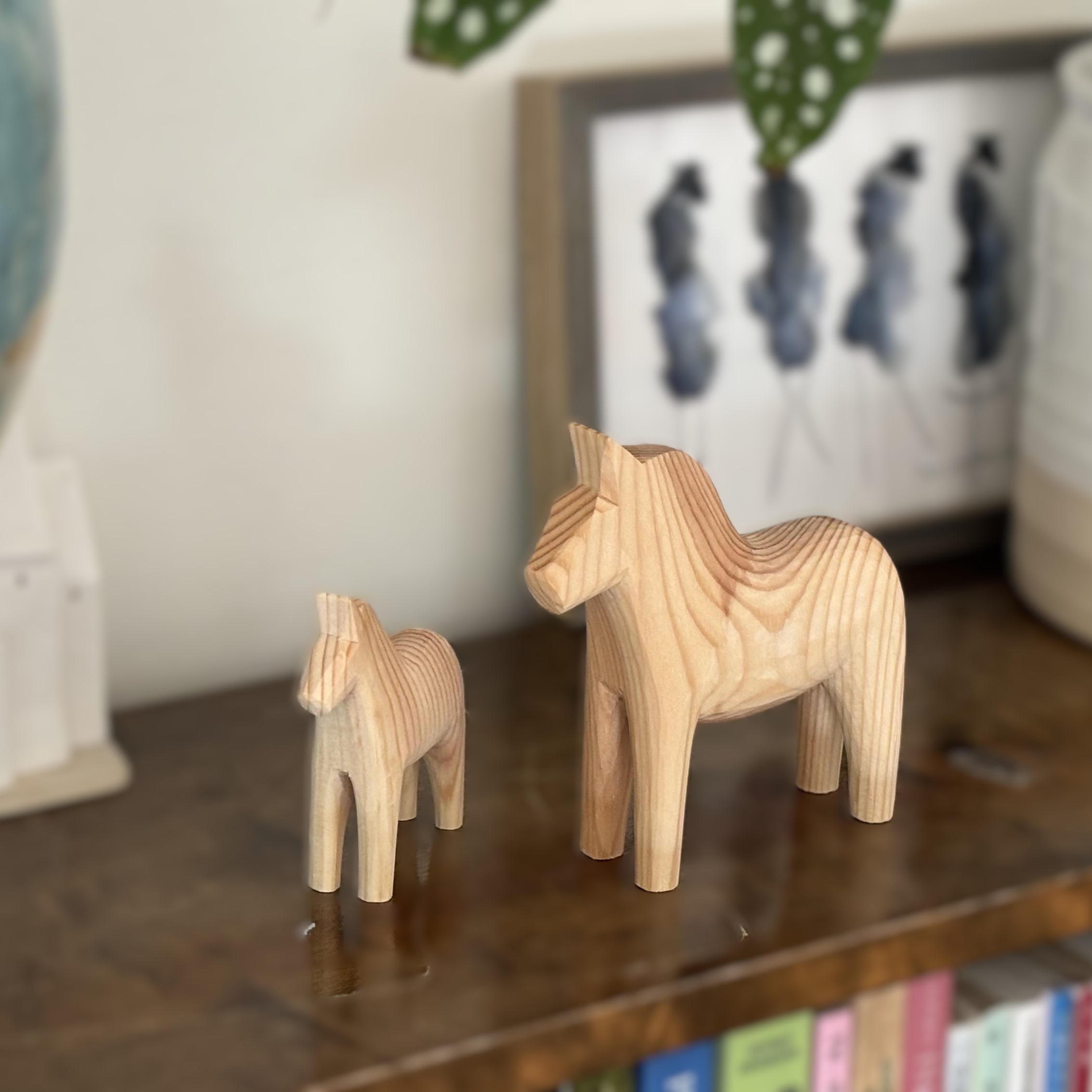 スウェーデンの幸せの馬、ダーラヘスト。天然木のナチュラル仕上げの