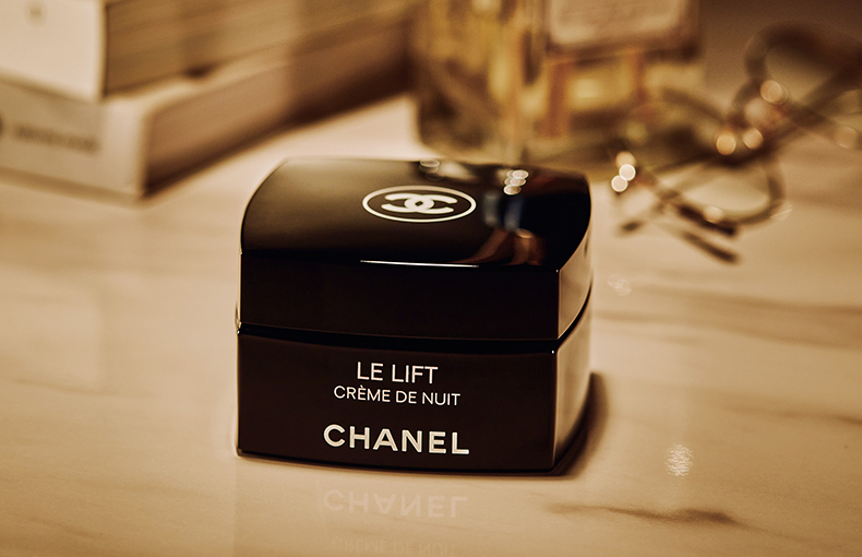 翌朝の肌に驚く！〝シャネル ル リフト クレーム ドゥ ニュイ〟の