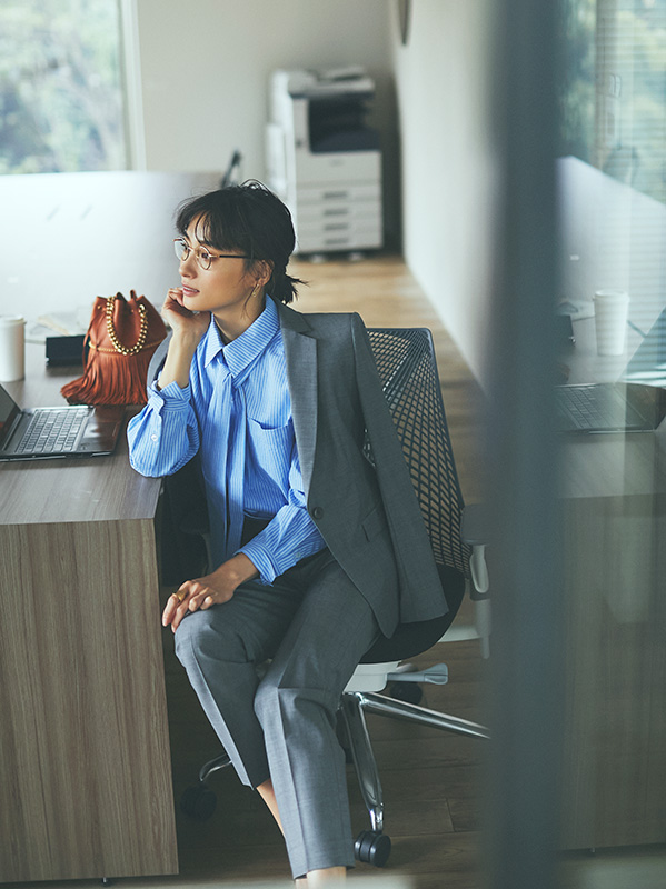働く女性の頼もしい味方！「Theory Luxe」の知的見えセットアップ | Domani