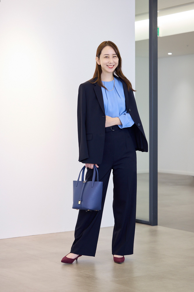 定番ネイビーセットアップは〝ワイドパンツ〟でモードに格上げ！ | Domani