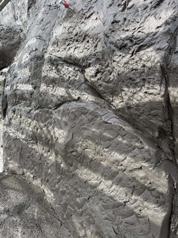 滋賀県消防訓練施設の擬岩工事：造形モルタルでリアルな岩場を再現