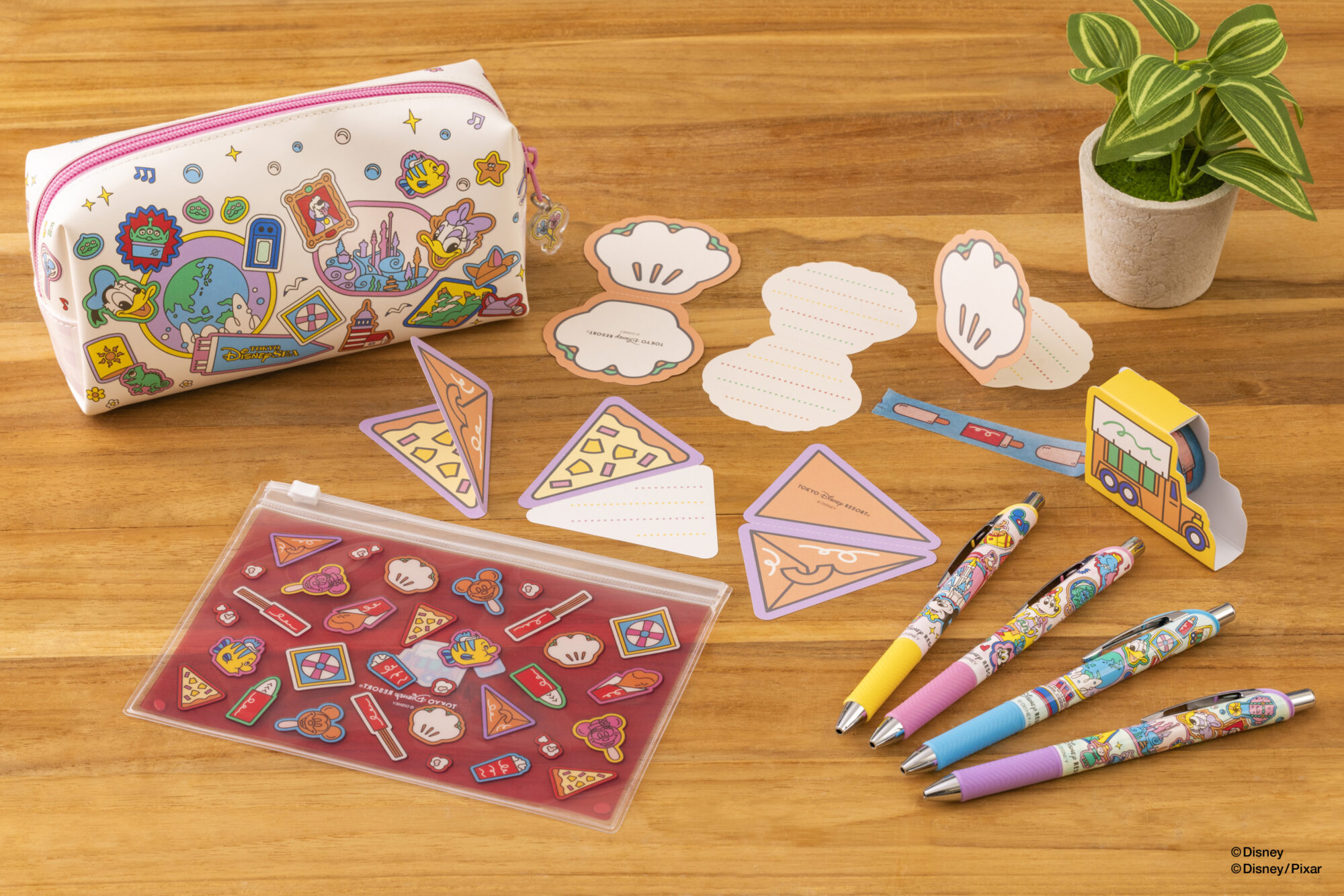 アトラクションやメニューがグッズに パークモチーフがデザインされた