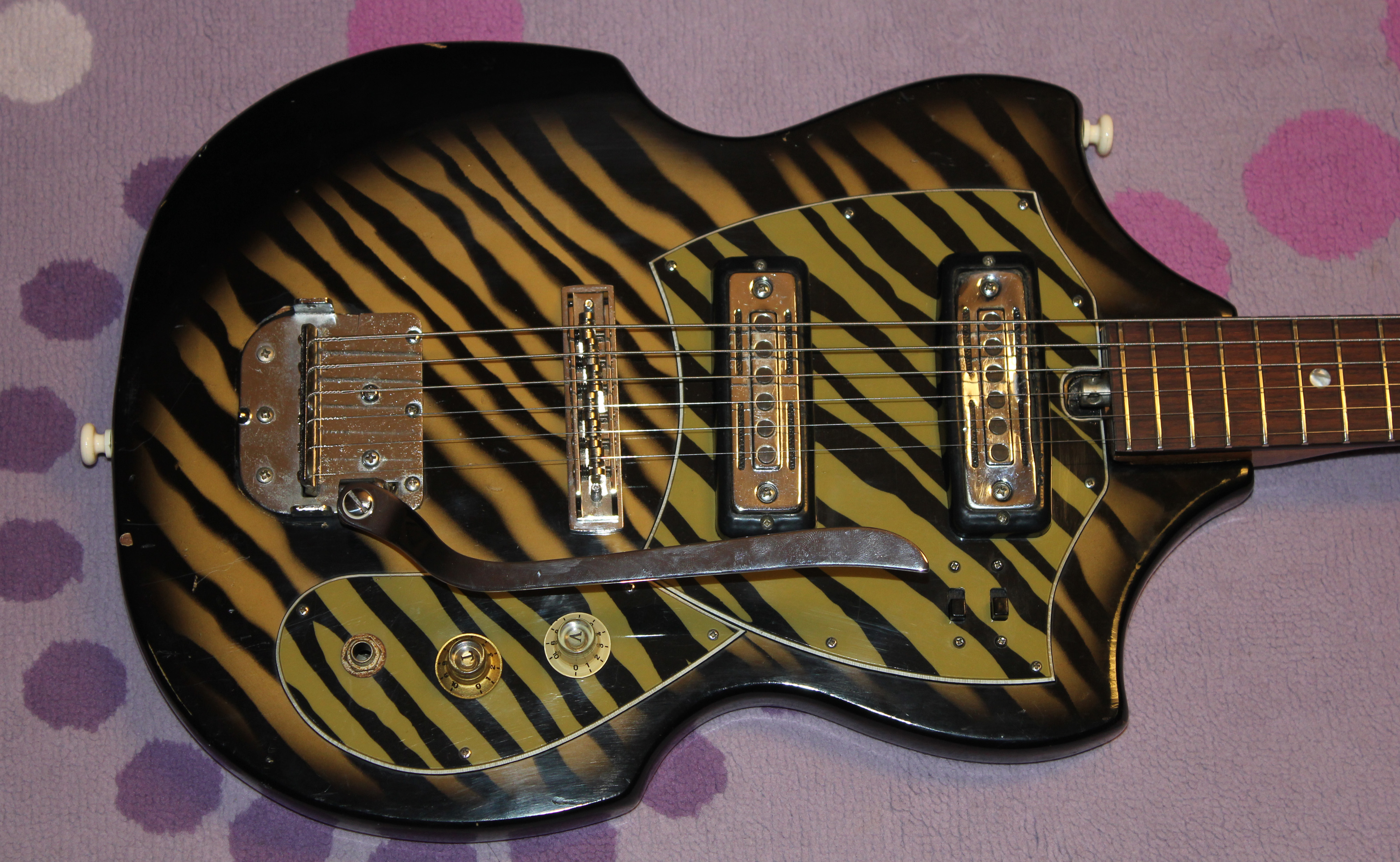 Late 1960s Prestige “Tiki Mask” Japanese Guitar!!! – Drowning in