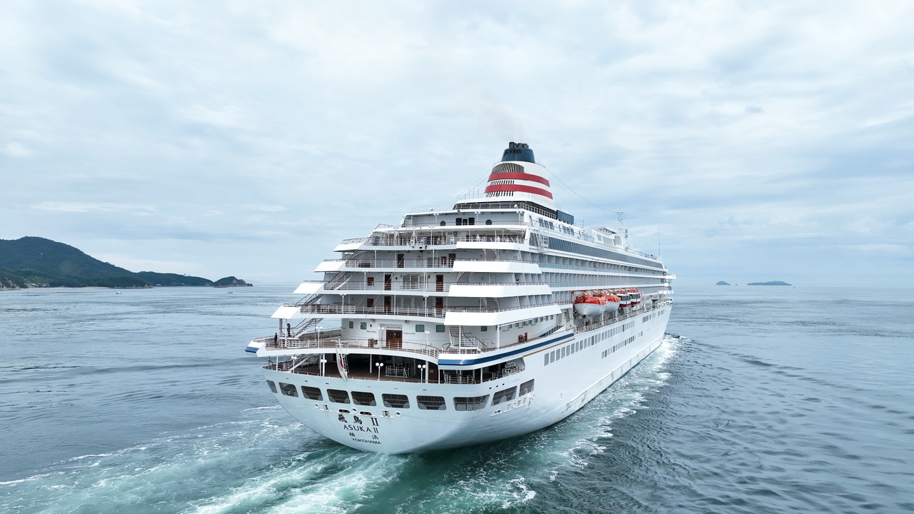 飛鳥Ⅱ 」来島海峡中水道東航 | 海峡俯瞰