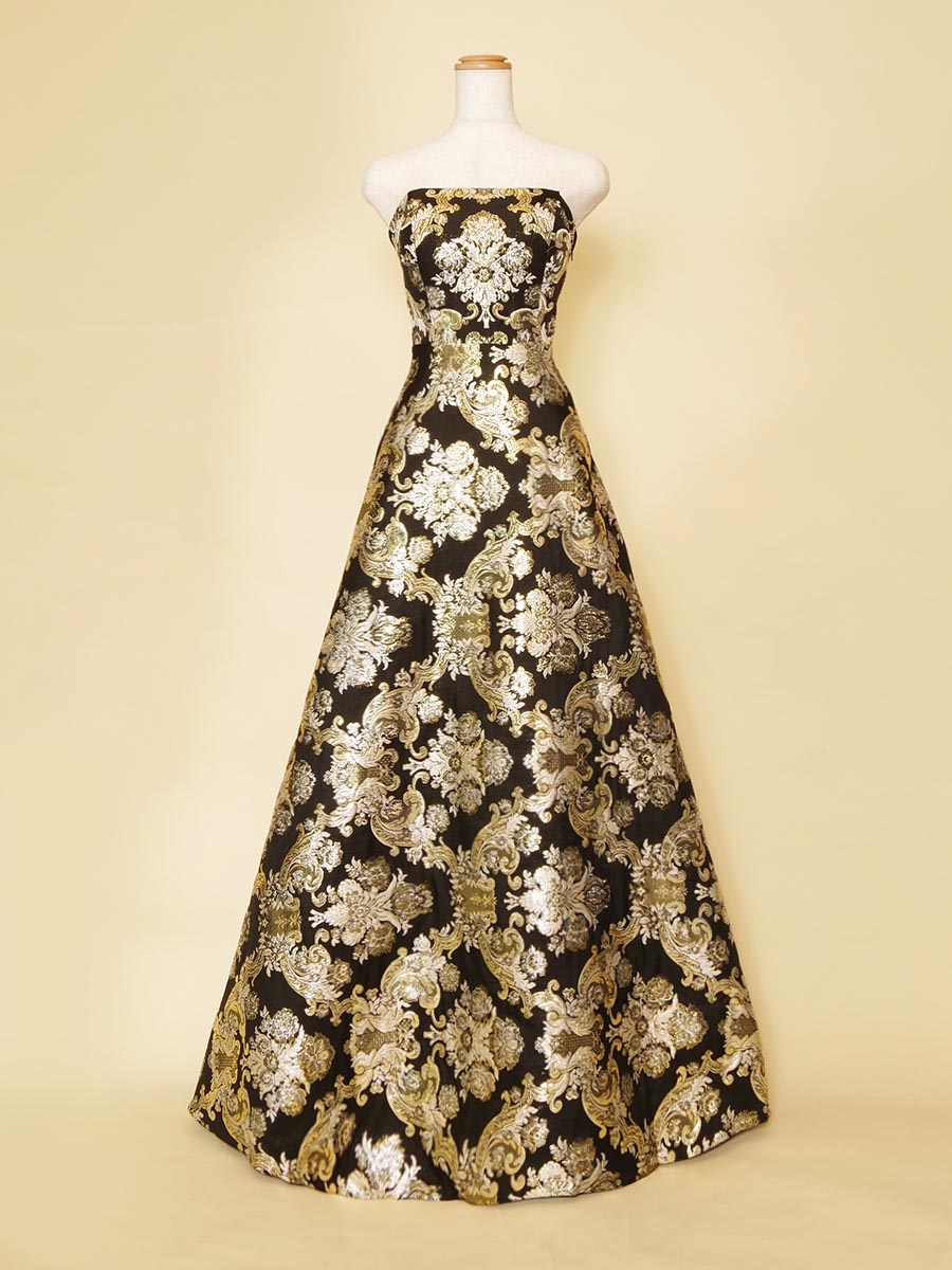 オペラの衣装にも最適な豪華絢爛なゴールドブラックの刺繍ロングドレス