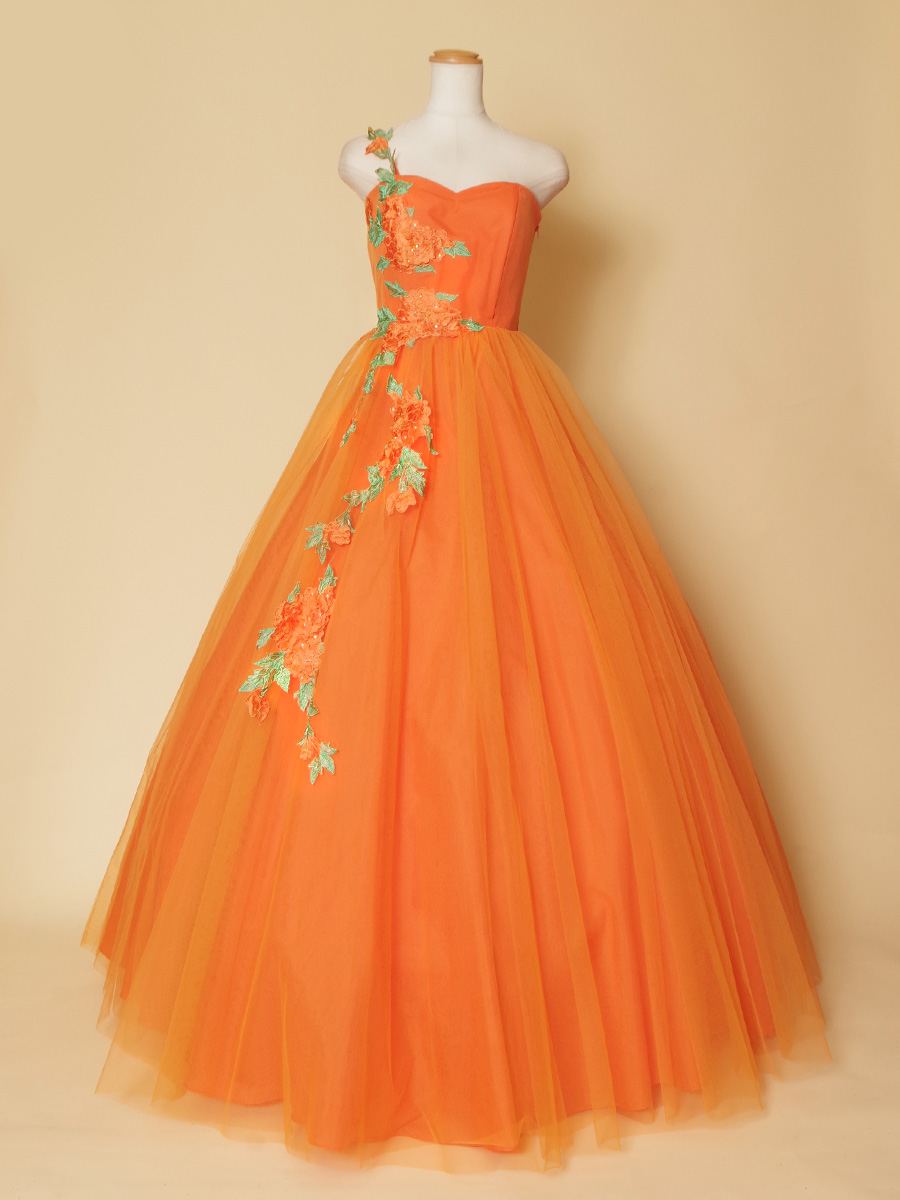 甘い夏のオレンジのようなフラワーモチーフを体に沿わせたボリューム