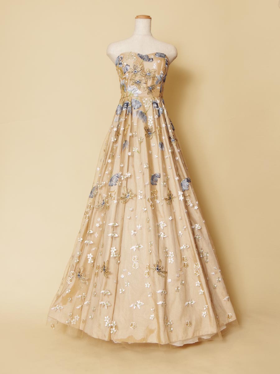 オレンジカラーベースのドレス地にブルーのフラワー刺繍を優しく重ね