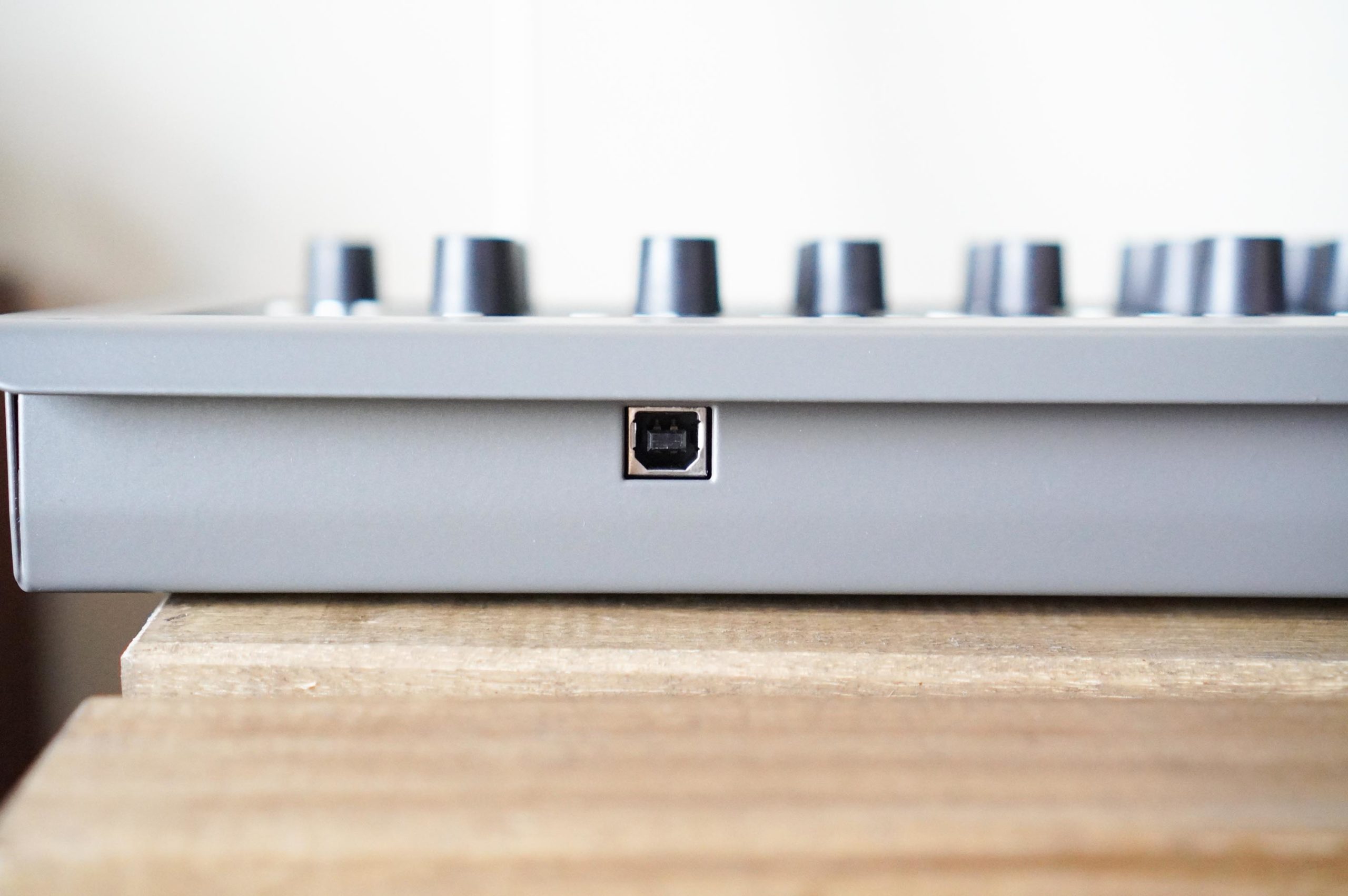 Softube Console 1 mk2のレビュー。卓を触るようにミックスできる最高