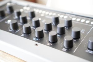 Softube Console 1 mk2のレビュー。卓を触るようにミックスできる最高