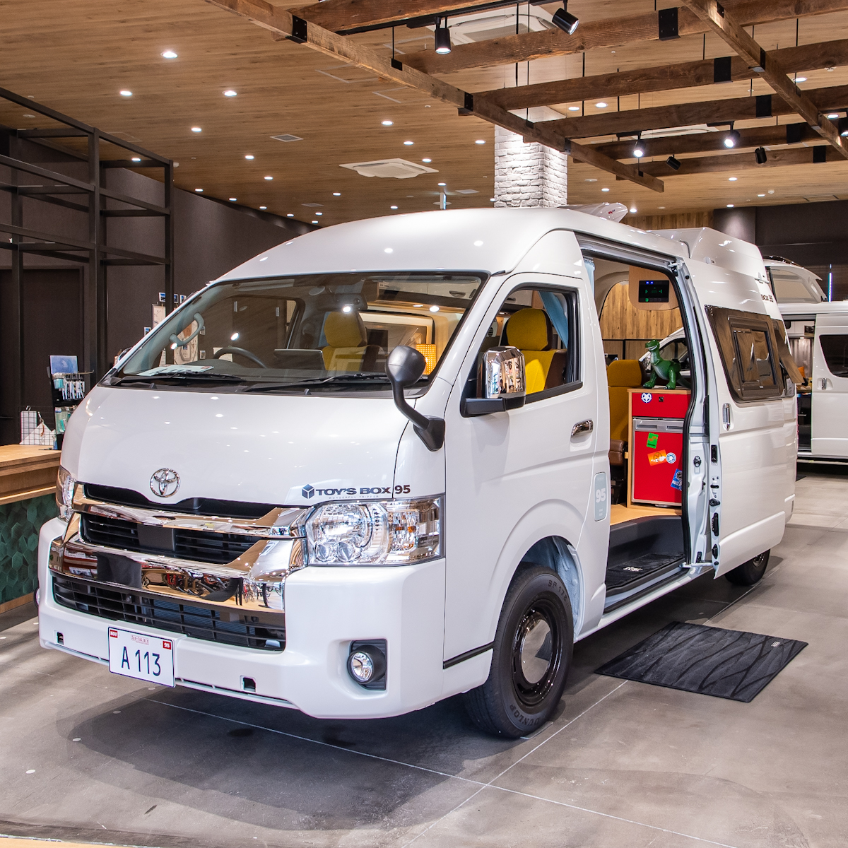 ディズニー＆ピクサー『トイ・ストーリー』デザインのキャンピングカー