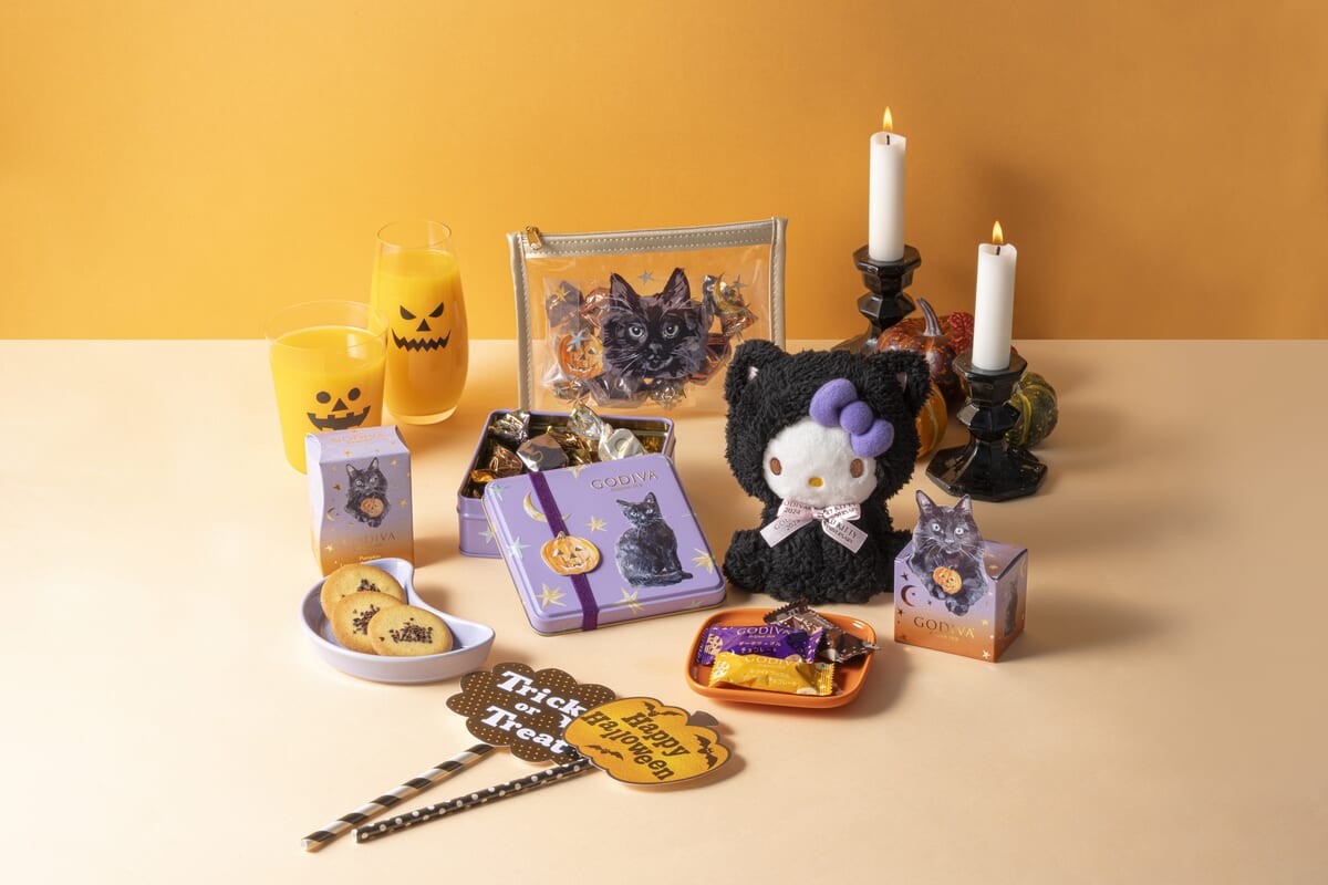 黒猫になったハローキティのぬいぐるみチャーム付きセットも