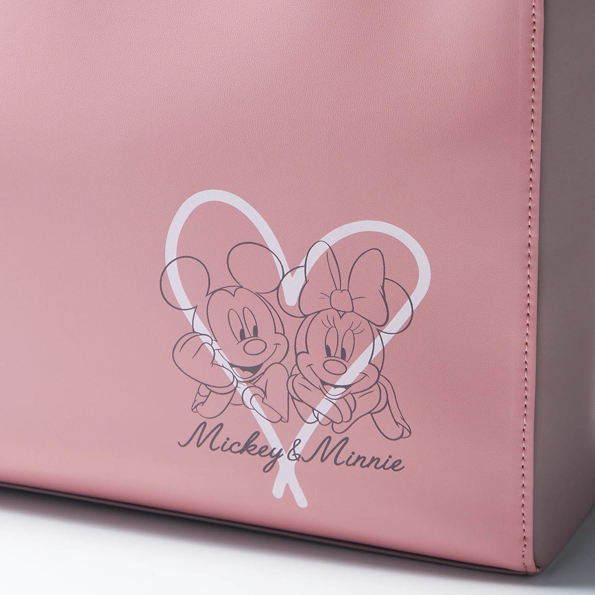 肩を寄せ合うミッキーとミニー！ベルメゾン ディズニー「バイカラー