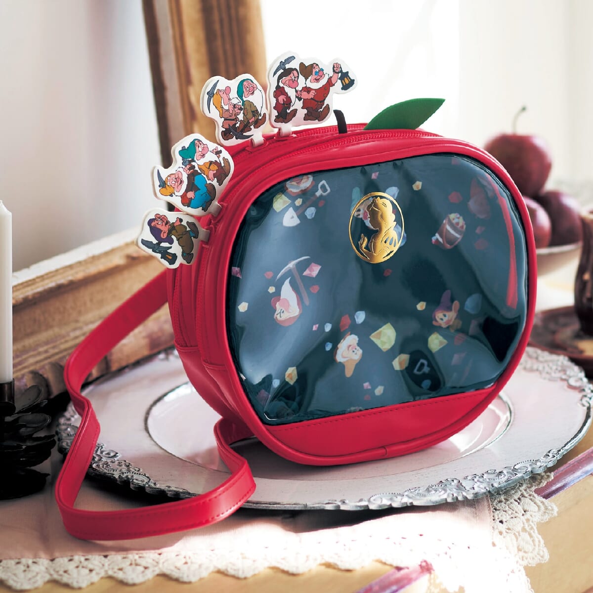 引手には『白雪姫』の7人のこびとたち！ベルメゾン ディズニー「りんご