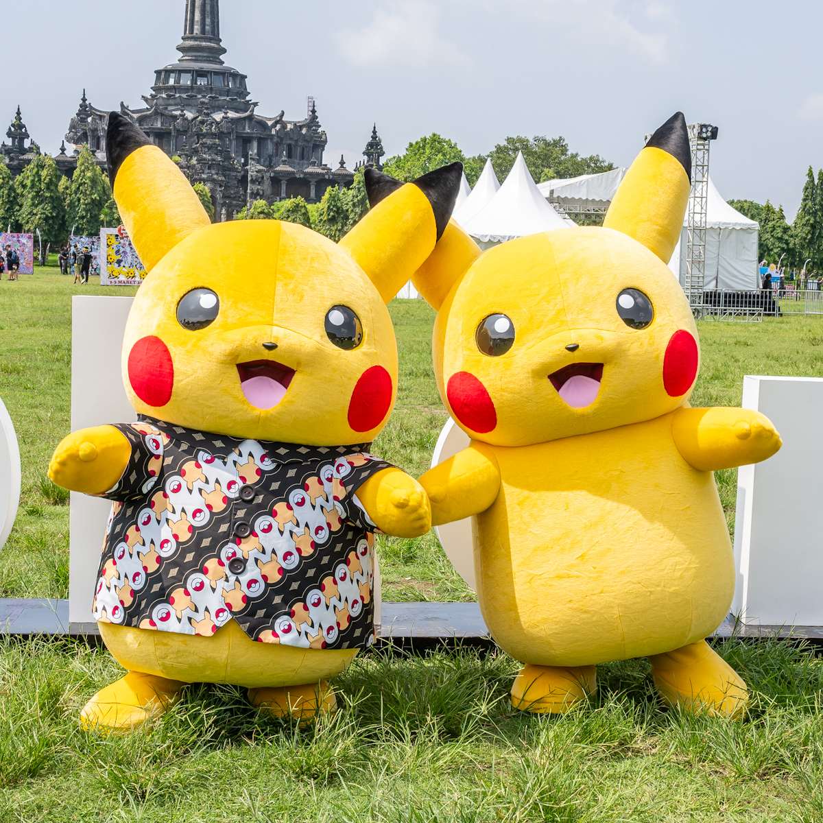 バティックシャツを着たピカチュウとグリーティング！ポケモン