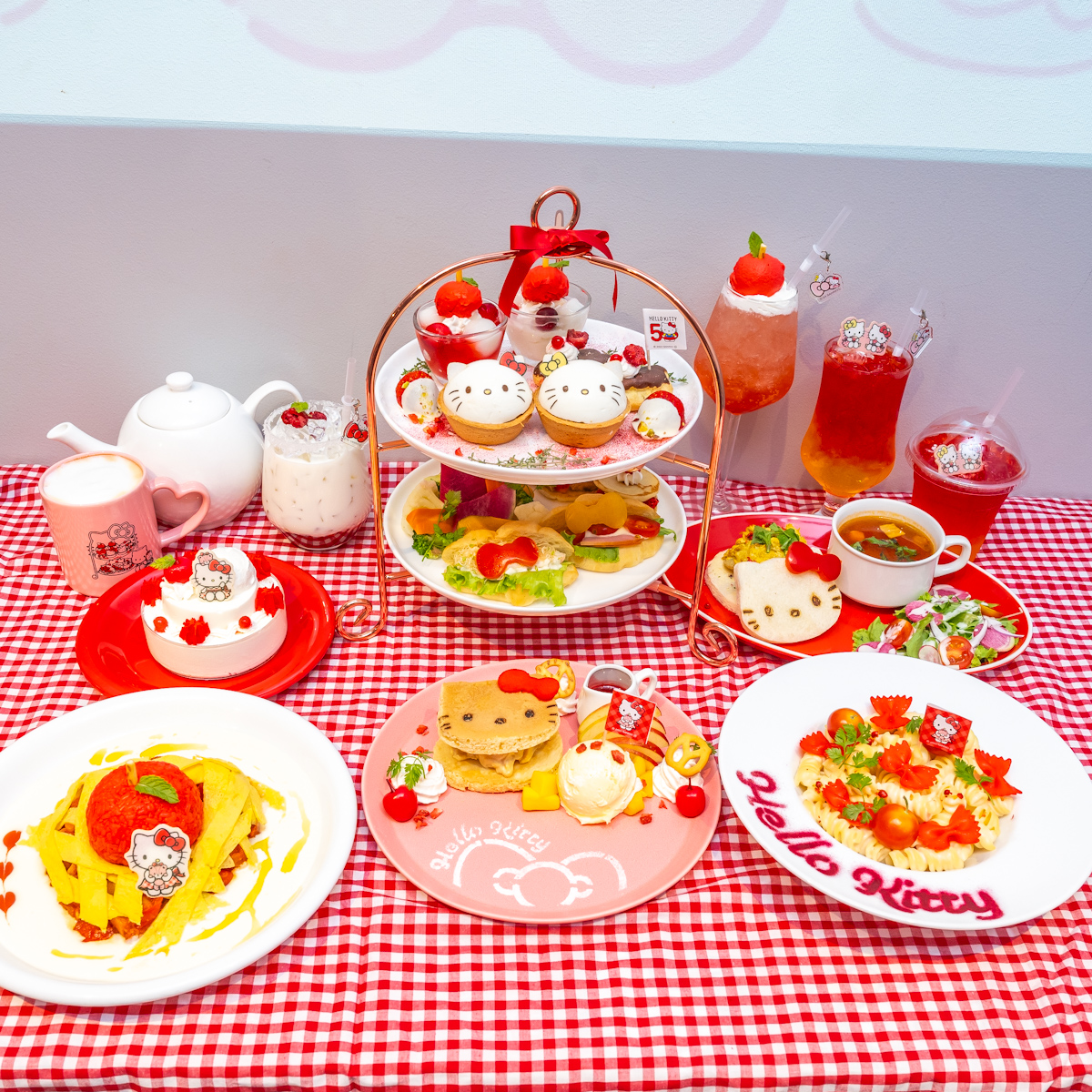 赤を基調としたかわいい空間とスペシャルメニュー！「ハローキティ50