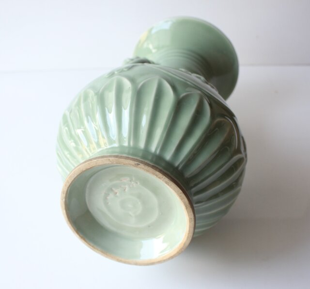 加藤渓山 天龍寺青磁 龍耳不遊環 牡丹唐草彫刻 花瓶 共箱 P639｜骨董店