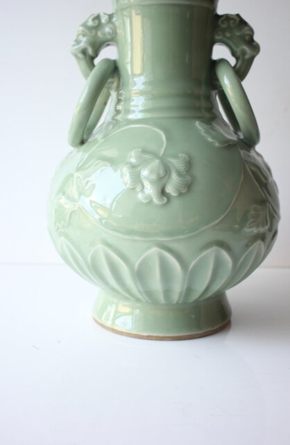 加藤渓山 天龍寺青磁 龍耳不遊環 牡丹唐草彫刻 花瓶 共箱 P639｜骨董店