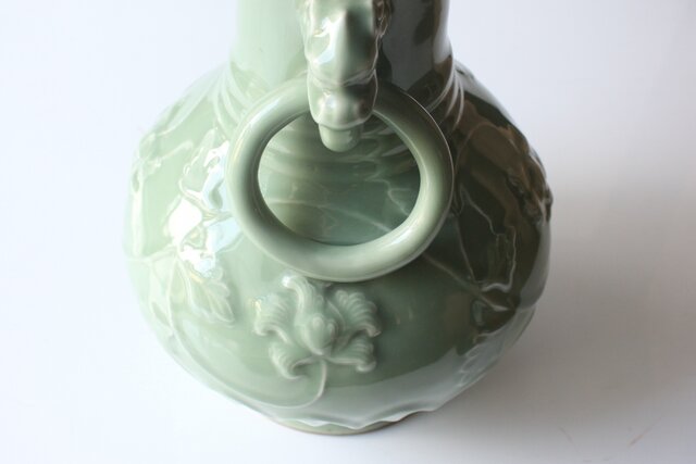 加藤渓山 天龍寺青磁 龍耳不遊環 牡丹唐草彫刻 花瓶 共箱 P639｜骨董店