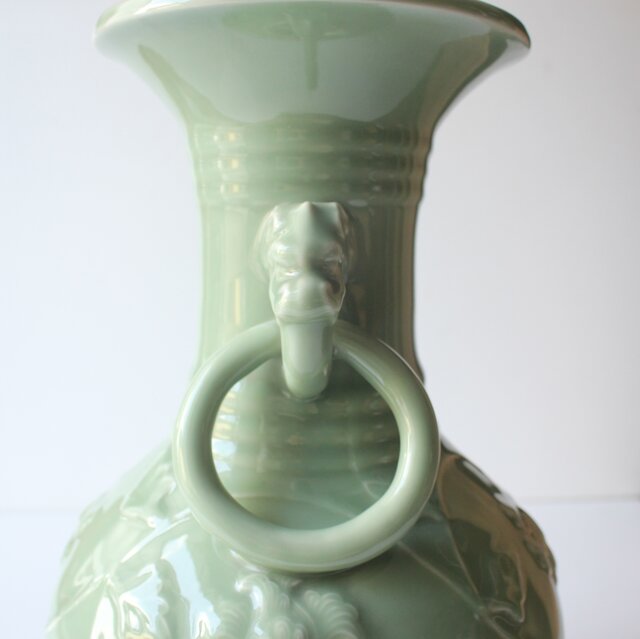 加藤渓山 天龍寺青磁 龍耳不遊環 牡丹唐草彫刻 花瓶 共箱 P639｜骨董店