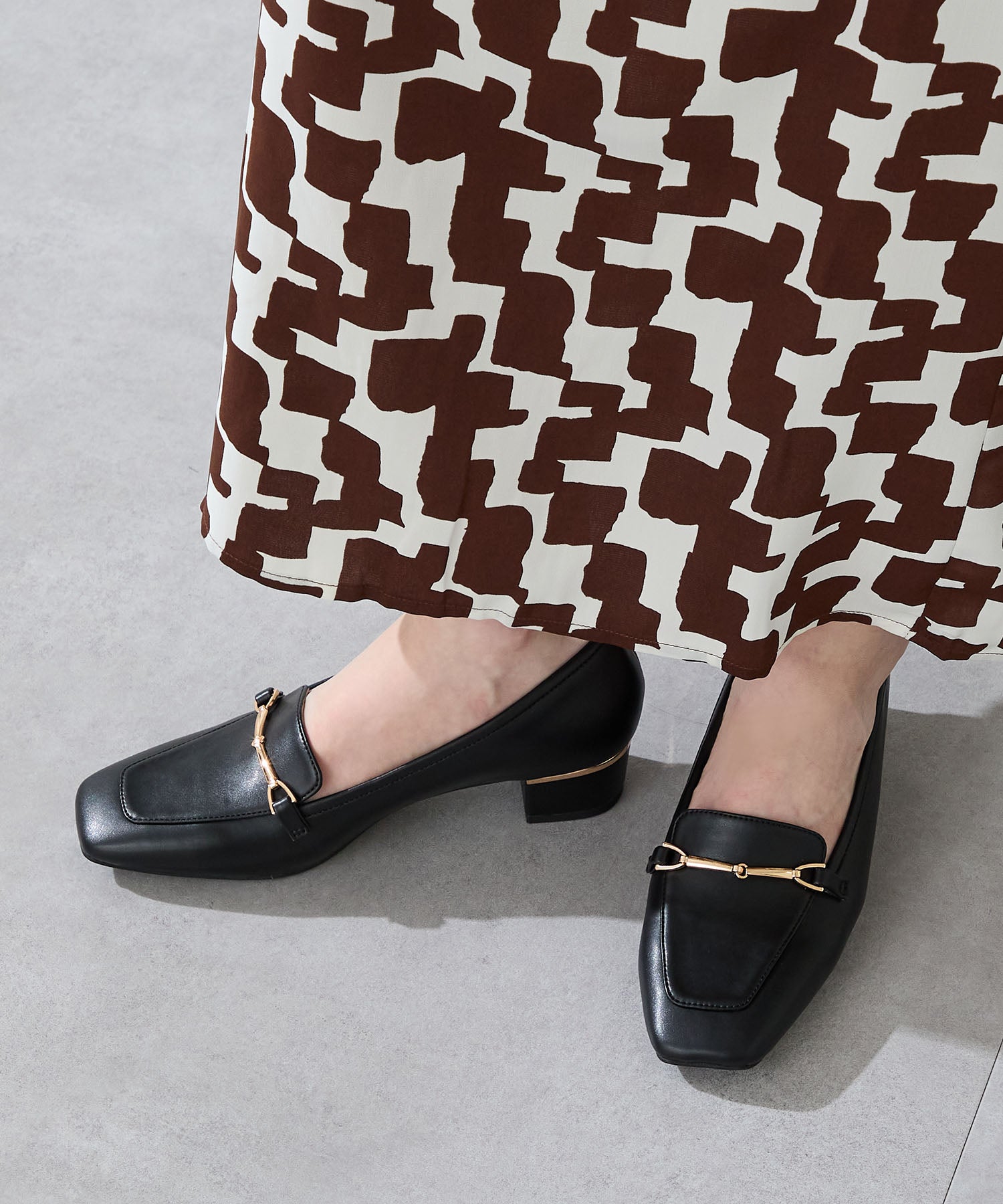 カタログ掲載アイテム】メタリックラインビットヒールローファー/52301