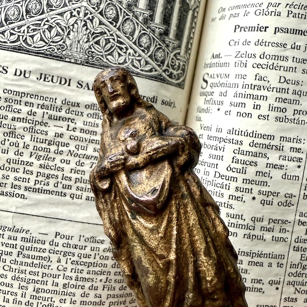 聖心のイエスキリストの台座付き聖像 - Eggplant